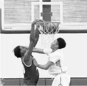  ?? CHARLES KING/STAFF PHOTOGRAPH­ER ?? Orlando Christian Prep’s Nassir Little, dunking, and Edgewater’s Anfernee Simons, defending, are 2 top prospects.