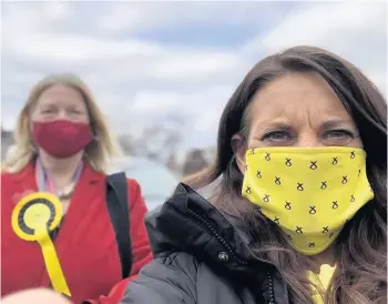  ??  ?? Campaign trail Linda Fabiani out with SNP candidate Collette Stevenson