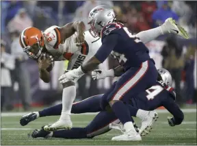  ?? STEVEN SENNE - THE ASSOCIATED PRESS ?? Cleveland Browns running back Nick Chubb, left, tries to elude New England Patriots linebacker Dont’a Hightower, foreground, and cornerback Stephon Gilmore, right rear, in the second half of an NFL football game, Sunday, Oct. 27, 2019, in Foxborough, Mass.