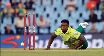  ?? AP PHOTO ?? SOUTH African bowler Lutho Sipamla, 20, attempts a run-out against Pakistan’s batsman Shoaib Malik during the third T20 cricket match at SuperSport Park in Centurion. He donned his first Proteas cap for the second T20, and returned the most economical figures. |