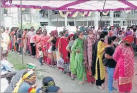  ?? AQIL KHAN /HT ?? People lined up to get vaccinated at the Zonal Hospital in Kullu on Saturday.