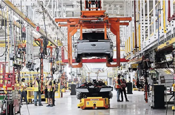  ?? REBECCA COOK/REUTERS ?? Ford reported recent declines in sales and profits related to supply shortages and shipping bottleneck­s. A factory in Michigan.