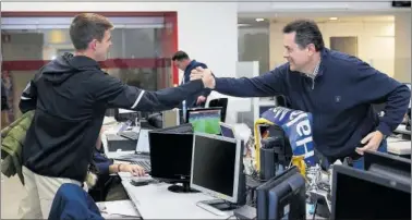  ?? ?? Adrián Ben saluda a Tomás Roncero durante su visita a la Redacción de AS en Madrid.