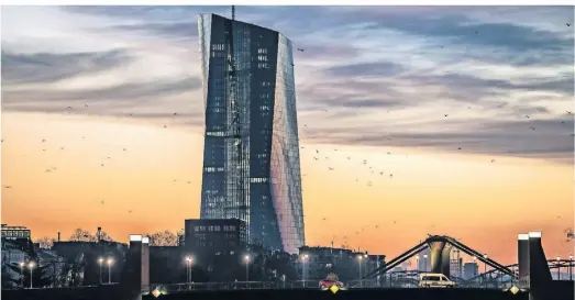  ?? FOTO: DPA ?? Die Europäisch­e Zentralban­k (EZB) mit Hauptsitz in Frankfurt leitet die Zinswende ein. Trotzdem bleiben Immobilien weiterhin eine sichere Wertanlage, sagen Experten.