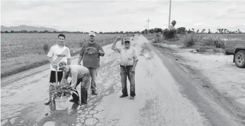  ?? JAVIER VEGA ?? &gt; Momentos en que los productore­s colocan una maceta en la carretera a San José.