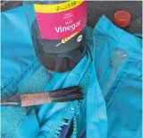  ??  ?? Sticky zip? You can free caked-on salt with a brush and a dose of malt vinegar