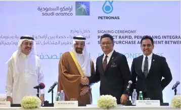  ??  ?? Minister in the Prime Minister Department Datuk Seri Abdul Rahman Dahlan (second, right) shaking hands with Saudi Arabia Minister of Energy, Industry and Mineral Resources Khalid Al-Falih after a press conference between Petronas and Saudi Aramco...