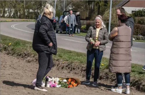  ?? FOTO: PER RASMUSSEN ?? Berørte beboere fra landsbyen lagde blomster på ulykkesste­det.