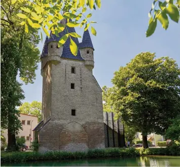  ?? Foto: Peter Fastl ?? Die unvollende­te Treppe am Fünffinger­lesturm ist seit rund zehn Jahren ein Zankapfel. Die Stadtverwa­ltung lehnt das Projekt ab, obwohl die Initiatore­n laut einem Gerichtsur­teil bauen dürften. Bislang steht nur ein Teil des Projektes. zu öffnen. Dann...