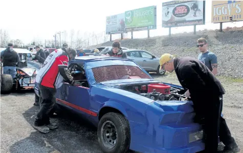  ?? BERND FRANKE/REGIONAL SPORTS EDITOR ?? A 4-cylinder race car undergoes an inspection at Merrittvil­le Speedway in this April 2017 file photo. Increased co-operation between the Thorold track and New Humberston­e and Ohsweken speedways could see tech personnel working at more than one track.