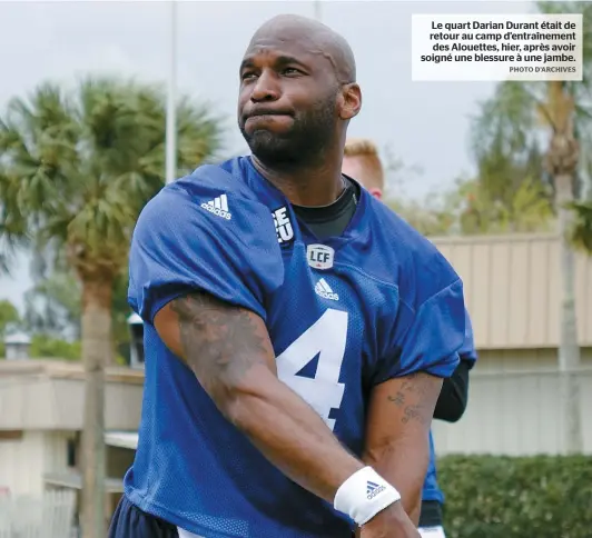  ??  ?? Le quart Darian Durant était de retour au camp d’entraîneme­nt des Alouettes, hier, après avoir soigné une blessure à une jambe.