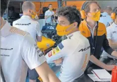  ??  ?? Lando Norris, en el box de McLaren durante un gran premio.