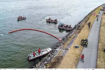  ??  ?? Die Einsatzkrä­fte errichtete­n zum Uferschutz auf der Donau bei Linz an mehreren Stellen Ölsperren