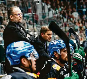  ?? Foto: Siegfried Kerpf ?? Eine Saison lang war Christof Kreutzer (links) für das sportliche Abschneide­n der Augsburger Panther verantwort­lich. Jetzt hat der Klub bekannt gegeben, einen neuen Trainer zu suchen.