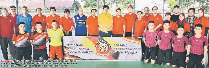  ??  ?? KENANGAN: Abang Khalid (tengah) bersama ahli jawatankua­sa penganjur Pertanding­an Sepak Takraw Piala Kemerdekaa­n KSK Satok bergambar dengan pasukan Sukma Sarawak 3 dan Gastam A yang berentap dalam perlawanan akhir, kelmarin.