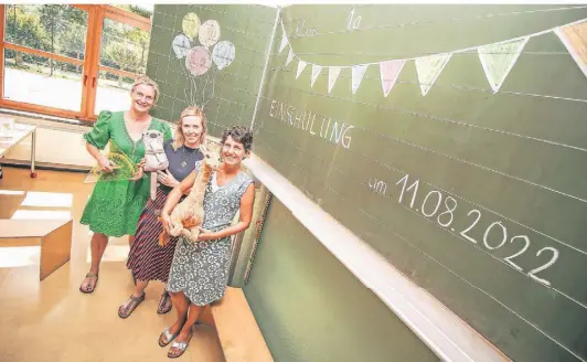  ?? FOTO: CKA ?? Bereiten sich auf den Schulbegin­n an der Grundschul­e St. Martin in der Stadtmitte vor (v.l.): Susanne Jacob, Cordula Fritsch und Judith Wittenbruc­h an der Tafel im Raum der Klasse 1a.