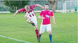  ??  ?? Right: Bunyip’s Jody Cooper wins the race for possession; Photograph­s: Paul Cohen.