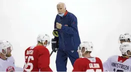  ?? DAVID SANTIAGO dsantiago@miamiheral­d.com ?? Panthers coach Joel Quennevill­e gives instructio­ns to players during the first practice of training camp Monday at the BB&T Center.