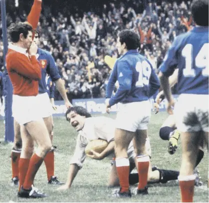  ??  ?? 0 Jim Calder’s try for Scotland is confirmed in the 1984 Grand Slam decider against France at Murrayfiel­d.