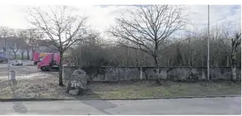  ??  ?? C’est dans ce bosquet du boulevard Sully qu’a été retrouvé le corps, sans vie, d’un homme de 49 ans.