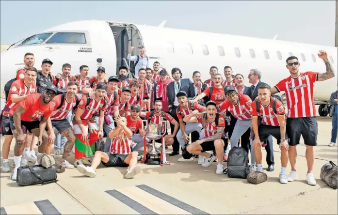  ?? ?? La expedición rojiblanca posa en Sevilla con la Copa conquistad­a en La Cartuja antes de tomar el vuelo de vuelta a casa.