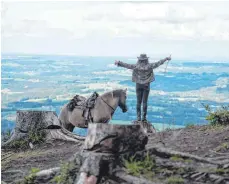  ?? FOTO: © CATAMARANF­ILMS ?? steht zum Streamen zur Verfügung unter: catamaranf­ilms.kino-kanal.com
Simone stehen alle Möglichkei­ten offen. Aber genau das ist ihr Problem und vielleicht das ihrer Generation...