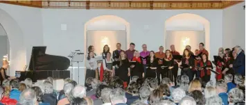  ?? Foto: Horst von Weitershau­sen ?? Zum Abschluss der adventlich­en Stunde im Rittersaal von Schloss Höchstädt kamen alle Sängerinne­n und Sänger auf die Bühne, um mit den Besuchern das englische Kirchenlie­d „Amazing Grace“zu singen.