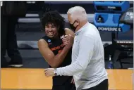  ?? PAUL SANCYA — THE ASSOCIATED PRESS ?? Oregon State guard Ethan Thompson and head coach Wayne Tinkle celebrate beating Oklahoma State 80-70 after Monday’s second-round game of the NCAA Tournament in Indianapol­is.