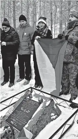  ?? FOTO ČTK ?? Odhalení pomníku. Historik a učitel Jevgenij Selezněv (druhý zleva) s tvůrci památníku generálu Sergeji Vojcechovs­kému na hřbitově Toporok u Tajšetu, březen 2020.