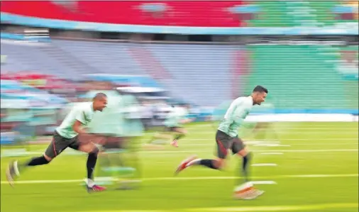  ??  ?? Los jugadores de Portugal salen a entrenarse en el Allianz Arena.