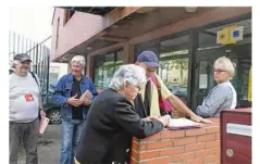  ??  ?? Des militants de la CGT-FAPT ont fait signer une pétition devant le bureau de poste.