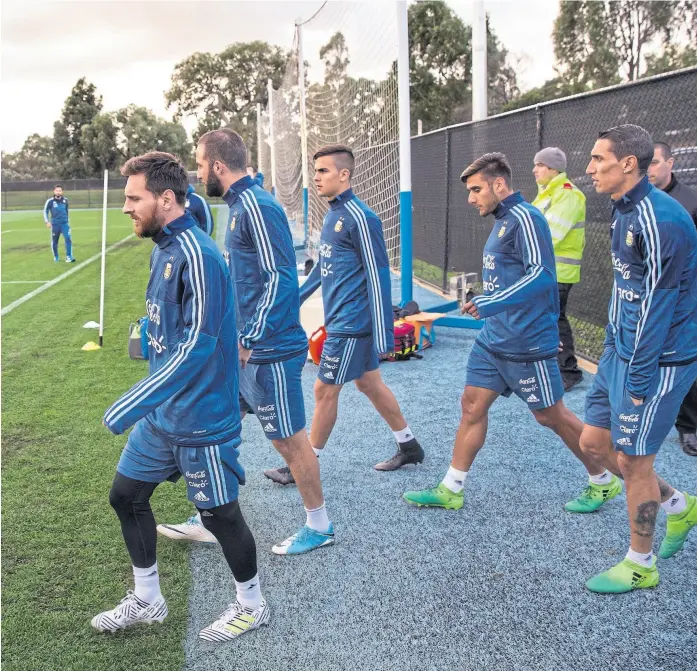  ?? R. néSpoLo / e. eSpeciaL ?? Messi, Higuaín, Dybala, Salvio y Di María entran en la práctica en Melbourne; las generacion­es empiezan a entrelazar­se en el equipo argentino