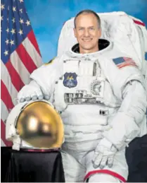  ?? ?? rođen 1960., svemirski je veteran koji se NASA-i pridružio 1994. Na velikoj fotografij­i s ekipom iz vinarije, na malima Istra iz svemira i Thomas Marshburn