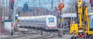  ?? FOTO: ARNULF HETTRICH/IMAGO IMAGES ?? Seit 1987 wird am Ausbau der Bahnstreck­e Karlsruhe-Basel gearbeitet.