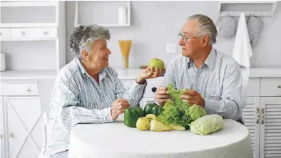  ?? Фото: freepik.com ?? ВМЕСТЕ НА ДИЕТЕ: похудение в пожилом возрасте имеет свои плюсы и минусы, которые могут облегчить или наоборот – ухудшить течение хронически­х заболевани­й.