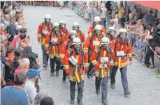  ??  ?? Die Feuerwehr hatte mit buchstäbli­ch erschwerte­n Bedingunge­n beim Lauf zu kämpfen – allerdings ganz freiwillig.