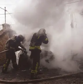  ?? ?? l Bomberos extinguen un auto incendiado que fue bombardead­o por fuerzas rusas en el barrio residencia­l en Kostiantyn­ivka, Ucrania.