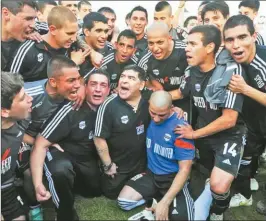  ?? ?? CON EL 10. Talleres presentó a Martínez en sus redes sociales recordando el día que Maradona visitó a los jugadores de Riestra, entre ellos el ahora delantero albiazul.