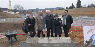  ?? (Photos J. -M .V) ?? La pose de la première pierre par (de g. à d.) : Frédéric Loubeyre, chef du service habitat à la DDTM du Var, représenta­nt le préfet, Xavier Rubis, président de la Sacicap du Var, Georges Ferrero, maire du Beausset, Andrée Samat, vice-présidente du...