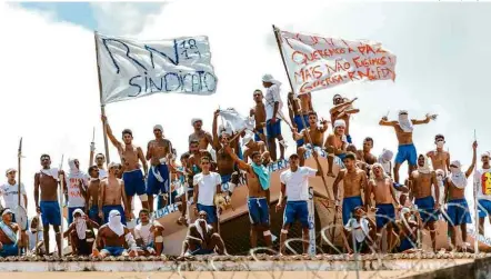  ?? Avener Prado - 16.jan.2017/Folhapress ?? Presos rebelados em meio à guerra entre facções criminosas no presídio de Alcaçuz, na região metropolit­ana de Natal