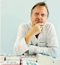  ??  ?? Giornalist­a Alessandro Milan, 49 anni, lavora dal 1999 a Radio24. «Due milioni di baci» è il suo secondo romanzo