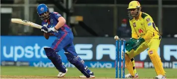  ??  ?? Chennai Super Kings skipper and wicketkeep­er MS Dhoni (R) watches as Delhi Capitals’ Prithvi Shaw play a shot during their match on Saturday