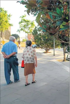  ?? STEFANO BUONAMICI / BLOOMBERG ?? Una pareja pasea por el parque de la estación del Nord en Barcelona