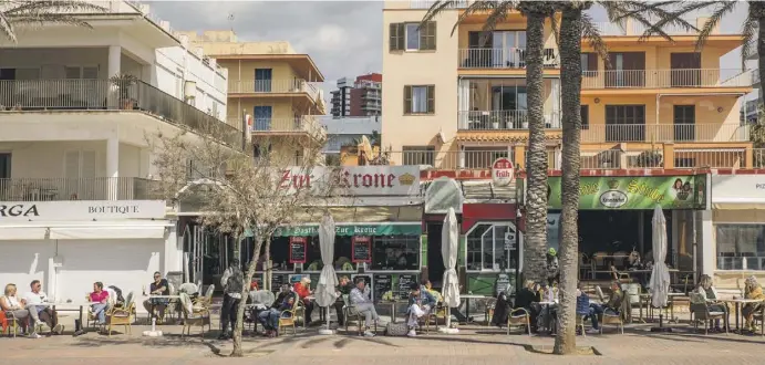  ?? Foto: John-Patrick Morarescu/dpa ?? Thementreu lassen sich deutsche Touristen im Gasthaus „Zur Krone“an der Playa de Palma auf Mallorca nieder.