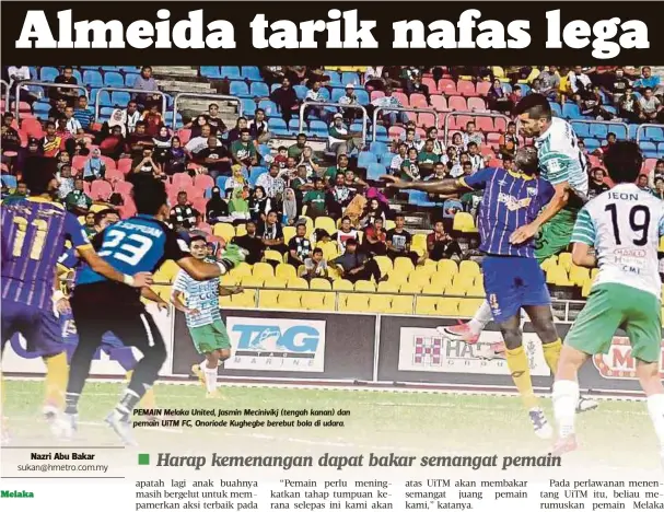  ??  ?? PEMAIN Melaka United, Jasmin Mecinivikj (tengah kanan) dan pemain UiTM FC, Onoriode Kughegbe berebut bola di udara.