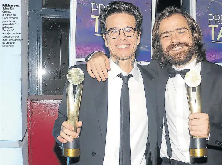  ?? MOVILPRESS ?? Felicidad pura. Sebastián Ortega, el dueño de Undergroun­d y productor general de “Un gallo para Esculapio”, festeja con Peter Lanzani, mejor actor protagónic­o de unitario.