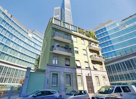  ?? (foto Porta/LaPresse). ?? L’edificio di via Bellani 3 con alle spalle il Palazzo della Regione LombardiaN­ell’area sono aperti i cantieri per la costruzion­e di parcheggi e nuovi fabbricati