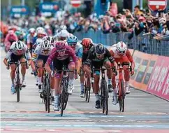  ?? Foto: AFP ?? Beim Giro d'Italia jubeln die Fans im Zielbereic­h. Bei der Vuelta wird ihnen der Zugang zur Strecke erschwert.