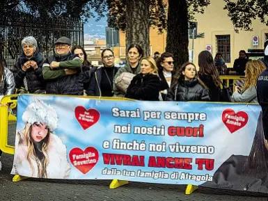  ?? ?? Lo striscione dei parenti di Nicoletta Zamparelli e Renèe Amato provenient­i da Afragola ai funerali