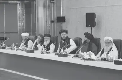  ??  ?? Des représenta­nts des talibans lors d’une séance de pourparler­s avec des représenta­nts du gouverneme­nt afghan, hier à Doha, au Qatar